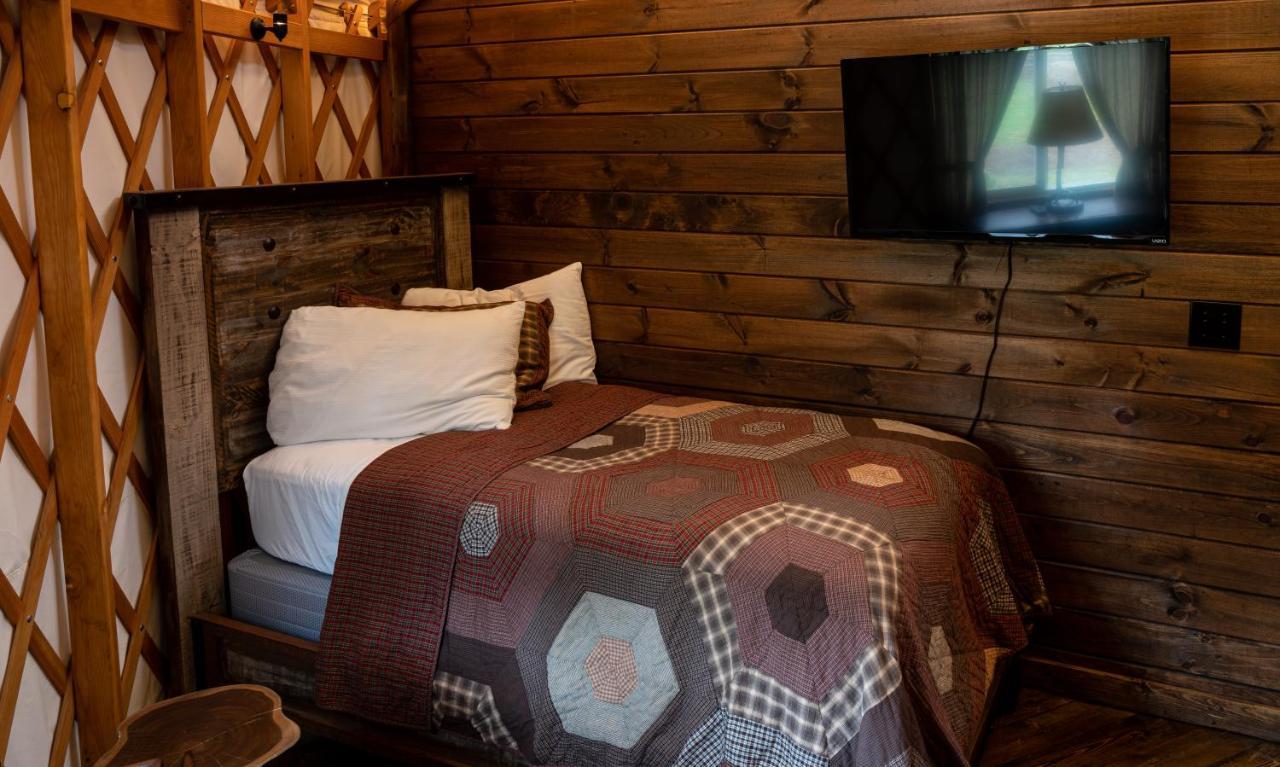 Topton Tranquil Haven Luxy Yurt - Creekside Glamping With Private Hot Tubヴィラ エクステリア 写真